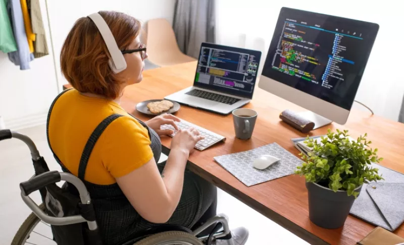 Santander lanza por primera vez una beca para universitarias con discapacidad