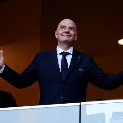 El presidente de la FIFA Gianni Infantino mira al horizonte con las manos abiertas
