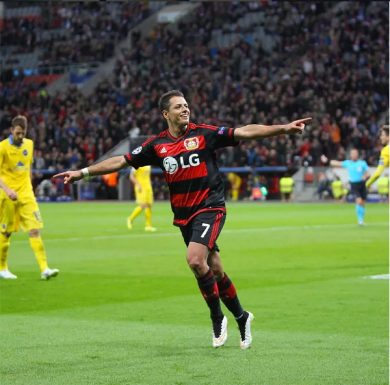 Luego de caerse en las escaleras de su departamento y fracturarse la mano, el futbolista fue operado este martes.