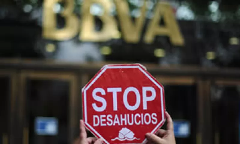 La agencia calificadora Fitch rebajó la calificación de deuda de España. (Foto: AP)