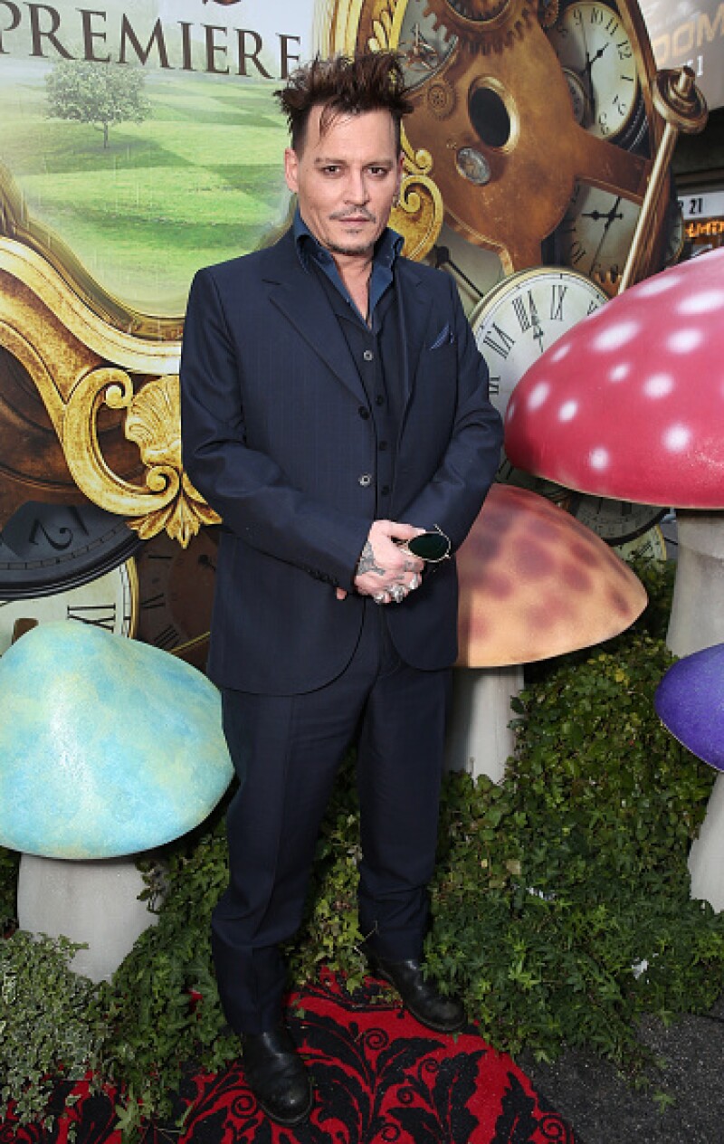 Johnny se encuentra en la promoción de su nueva película, Alice Through the Looking Glass.