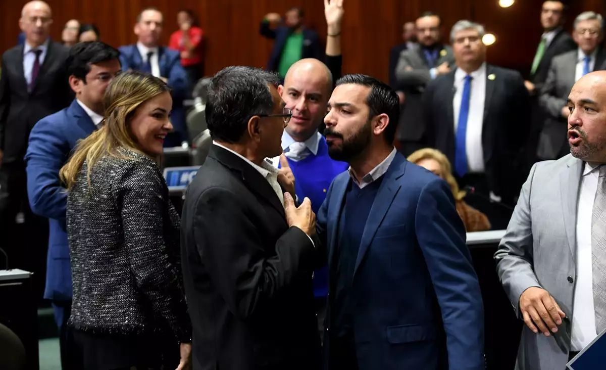 Más empujones entre diputados