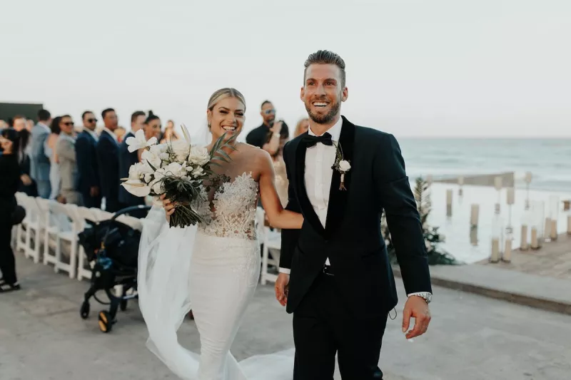 novios-playa-boda.jpeg