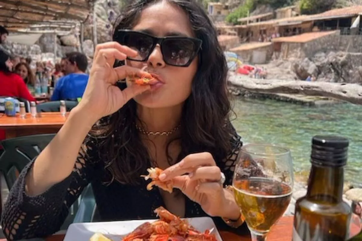 salma-comiendo-camarones.jpg