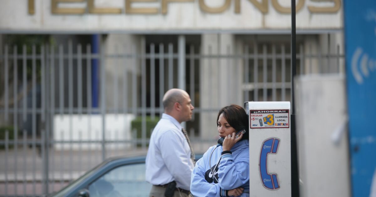TELMEX, ATADO DE MANOS: NO PUEDE RETIRAR MILES DE CABINAS TELEFÓNICAS
