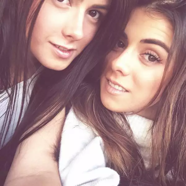 Nicole con su hermana Paulina.