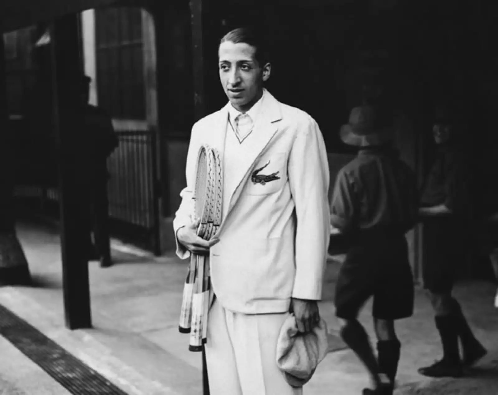 Ropa deportiva, camisa ligera color blanca, pantalones largos y zapatos con suela blanda: el look de Lacoste. Su estilo se describe en sport y muchas veces lo llegó a complementar con alguna corbat...