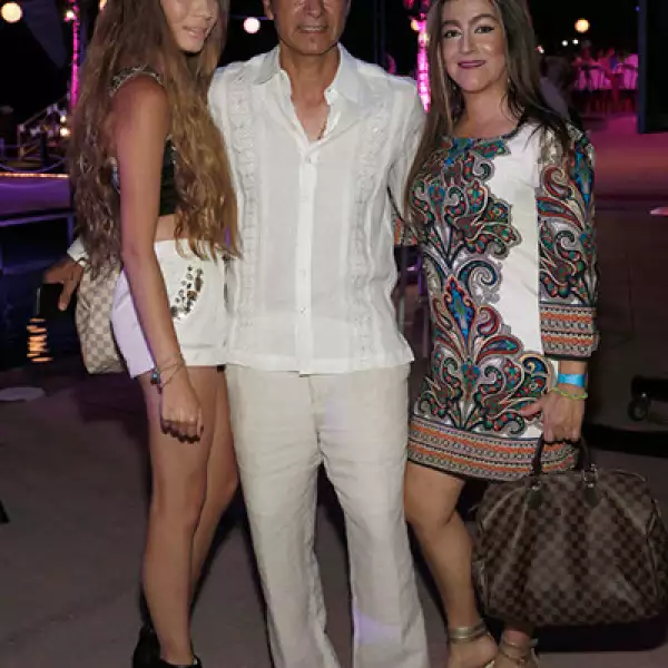 Stefanie, José Antonio y Patricia Flores