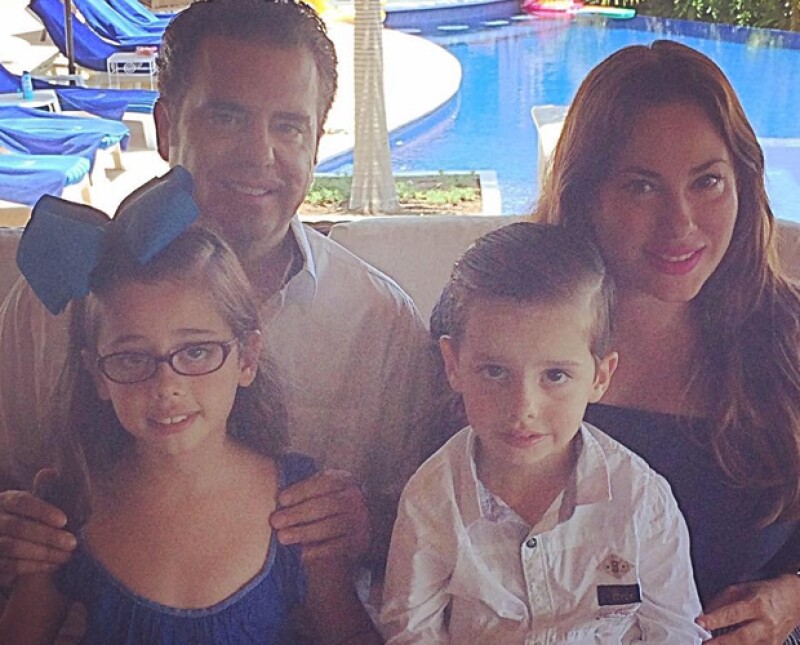Jorge Velarde y Alejandra Elizondo acompañados de sus hijos.