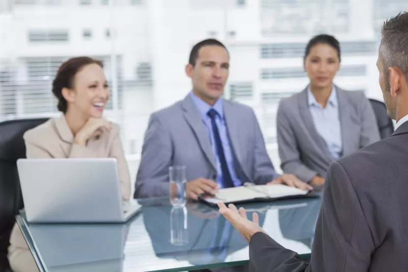 suele ir asociado a cambios en los procesos de trabajo.