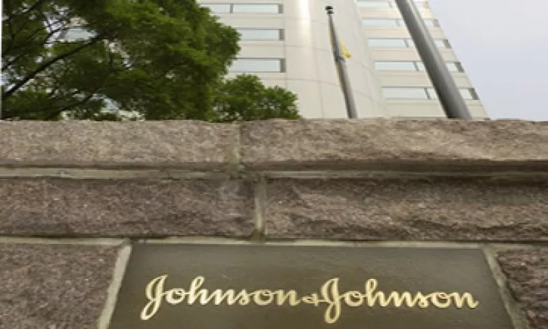 La CE aseguró que Johnson & Johnson restringió la competencia al ofrecer dinero a un competidor. (Foto: AP)
