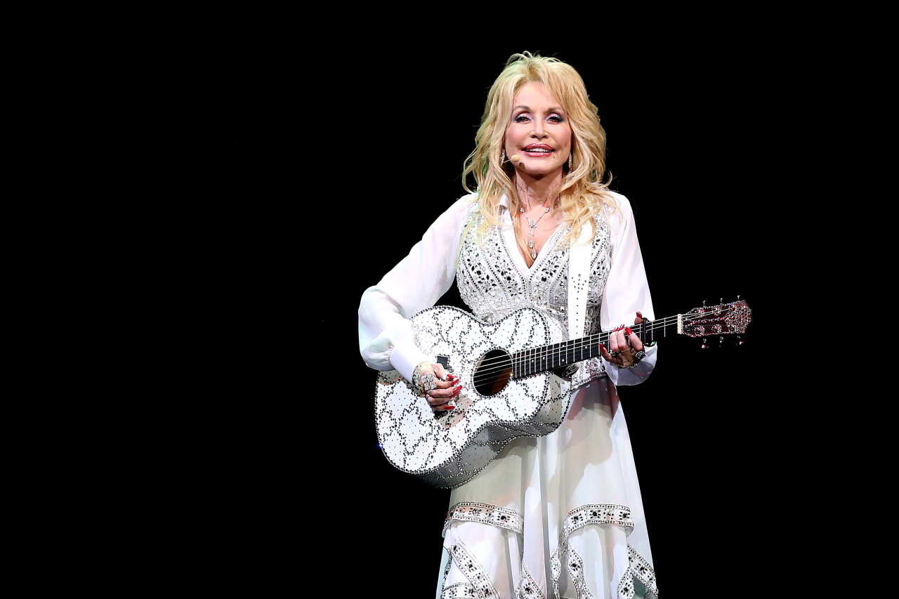 Quién fue Dolly Parton, la estrella del country fallecida hoy a los 80 años