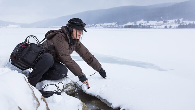 Jana Winderen captando los sonidos de Vallée de Joux.
