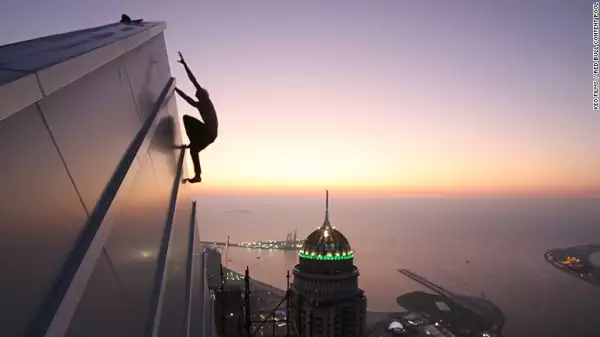 El escalador urbano Oleg Cricket en acción en Dubái, diciembre de 2015