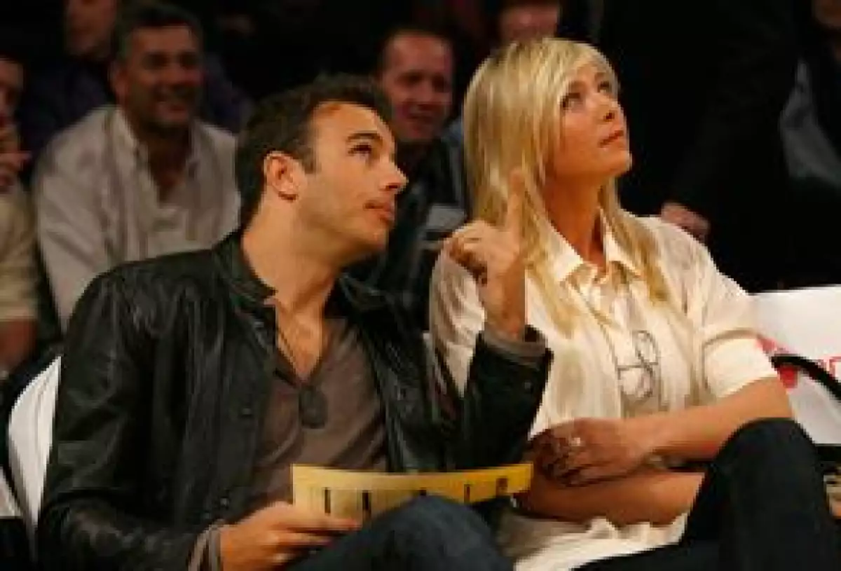 La tenista rusa asistió a un juego de Los Lakers acompañada por Charlie Ebersol, hijo de uno de los jefes de la NBC Sports, con quien se dice vive un romance.