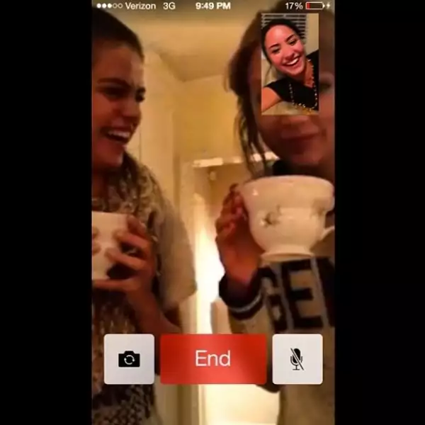 Pese a los rumores de que Selena Gomez padece Lupus, ella se ha dedicado a sus mejores amigas, entre ellas Taylor Swift, y Demi Lovato, a quien incluyen en el grupo aunque sea por Facetime.