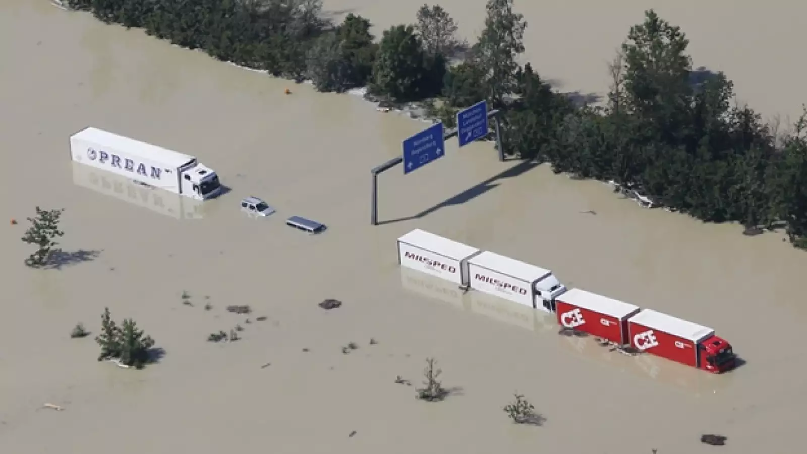 trailers varados por las inundaciones