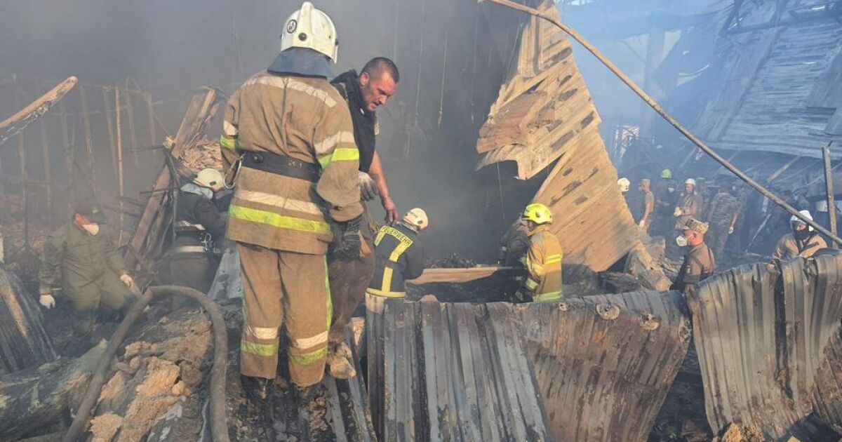A Russian attack on a shopping center in Ukraine causes 16 deaths A Russian attack on a shopping center in Ukraine causes 16 deaths