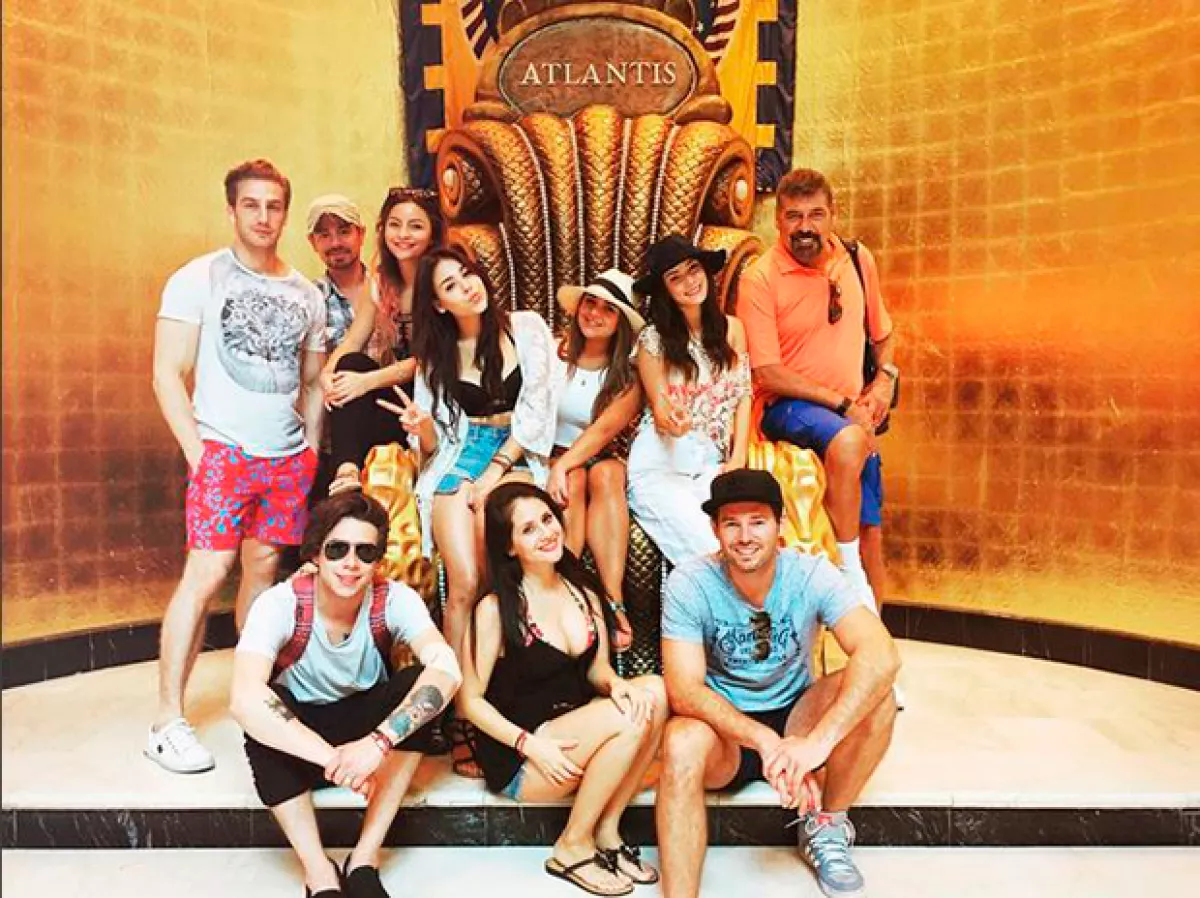 Danna Paola junto a sus amigos.