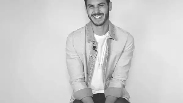 Viajamos al pasado con Alex Speitzer y sus mejores recuerdos, desde sus inicios en Rayito de Luz, su paso por Atrevete a Soñar y su relación con Minnie West.