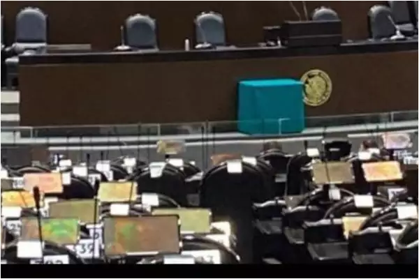 La urna para realizar el sorteo de consejeros fue colocada por unos minutos y después fue retirada.