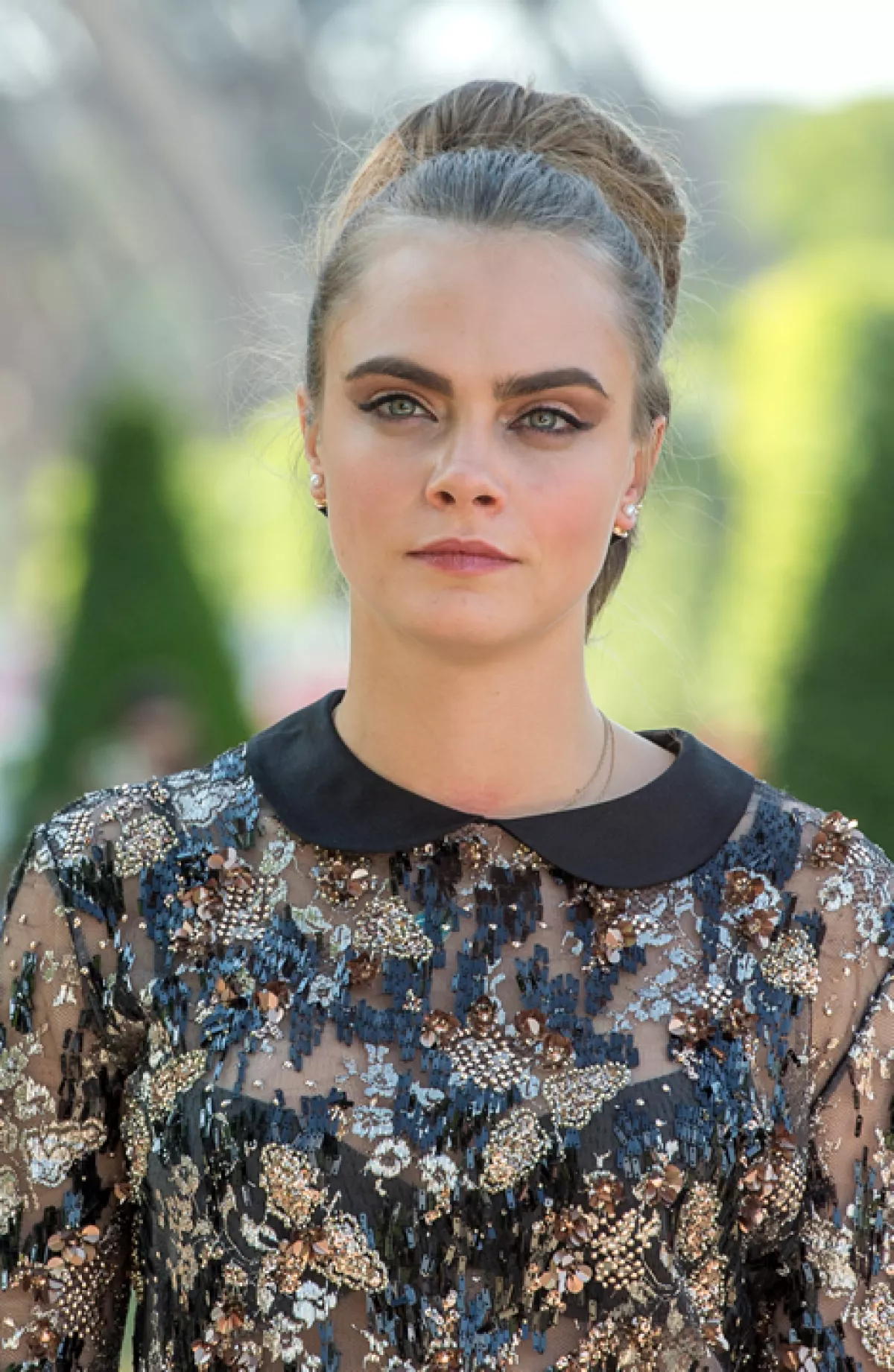 La modelo Cara Delevingne impactó en el photocall de `Paper Towns´ en París con este look con un high bun. Remarcó aún más sus ya hermosas cejas y usó sombras bronce y un cat eye para resaltar su mirada.