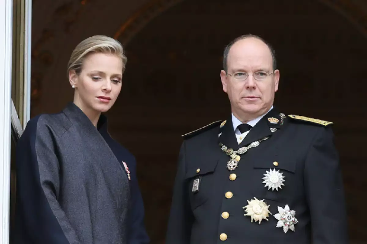 Se dice que Charlène está bajo un contrato, además de que su matrimonio es mera apariencia para cubrir las preferencias sexuales de Alberto, quien además tiene hijos fuera del matrimonio.