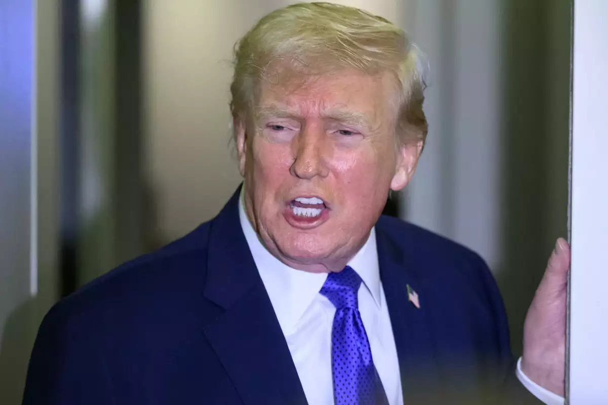 El presidente de los Estados Unidos, Donald Trump, habla con los periodistas mientras vuela en el Air Force One, en ruta de la Base Conjunta Andrews desde West Palm Beach, Florida, el 16 de febrero de 2026.