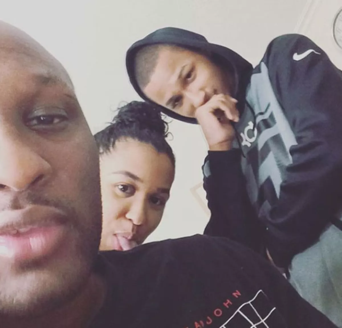 Esta es la primera foto de Lamar desde su hospitalización.