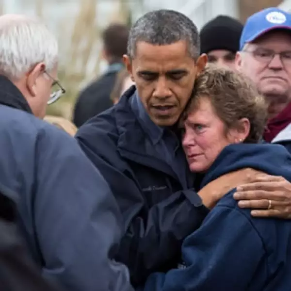 obama consuela a una damnificada por sandy
