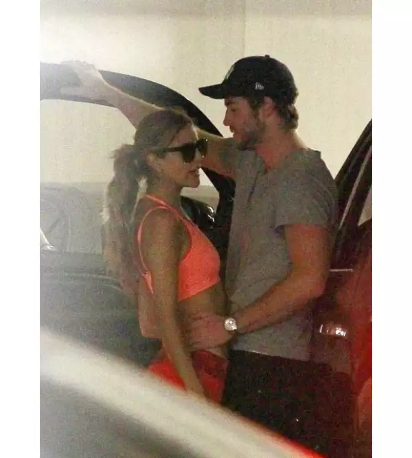 La pareja se sonreía e intercambiaba miradas de complicidad.