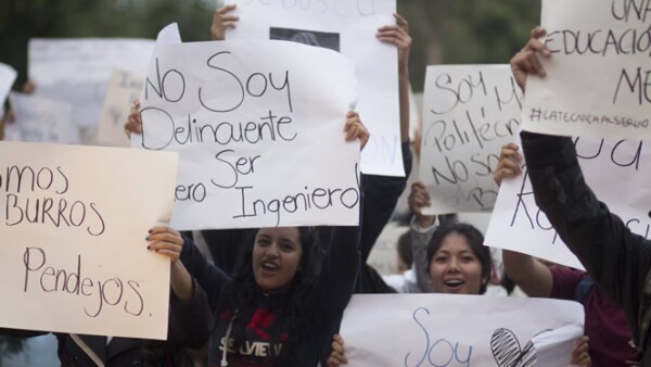 Los alumnos señalan que con los cambios al plan de estudios se establece una educación técnica en lugar de una científica, argumento rechazado por la dirección del IPN, que sostiene que la calidad de sus programas está acreditada.