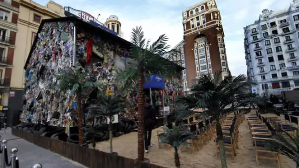 Fue creado por el artista alemán H.A. Schult, un diseñador que se ha enfocado en productos ambientalistas, fabricados con productos reciclables.