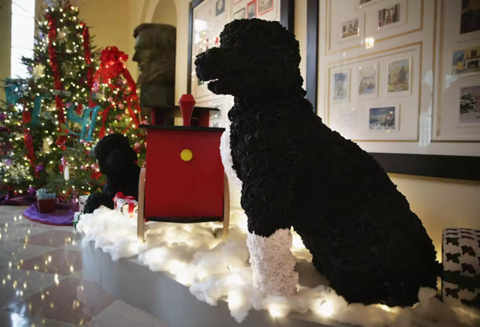 Bo, el perro de la familia presidencial, tiene su propia estatua de papel.