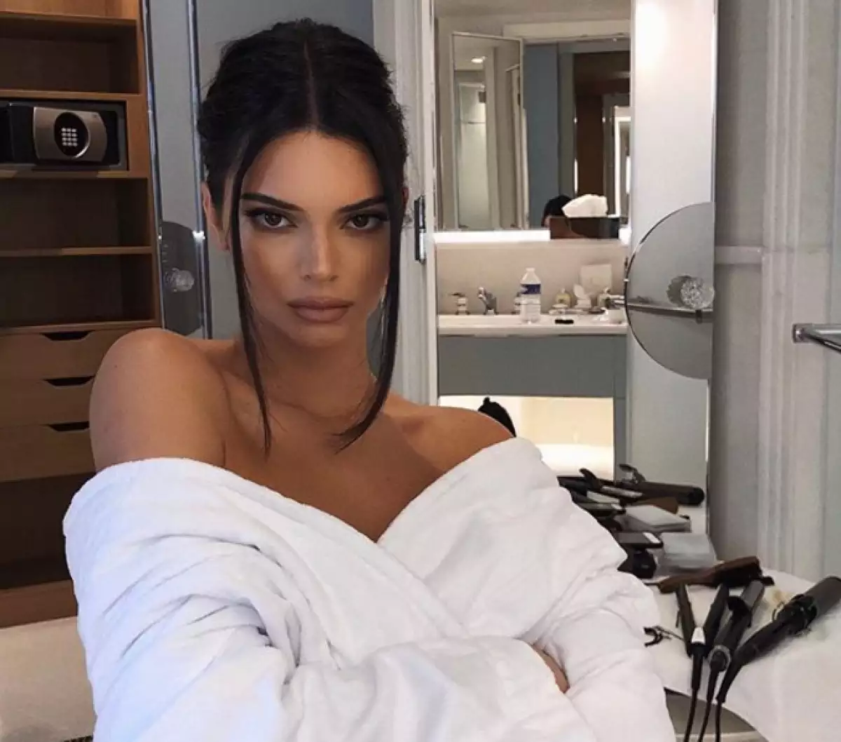 Acusan a Kendall Jenner por haber abusado de Photoshop en esta foto.