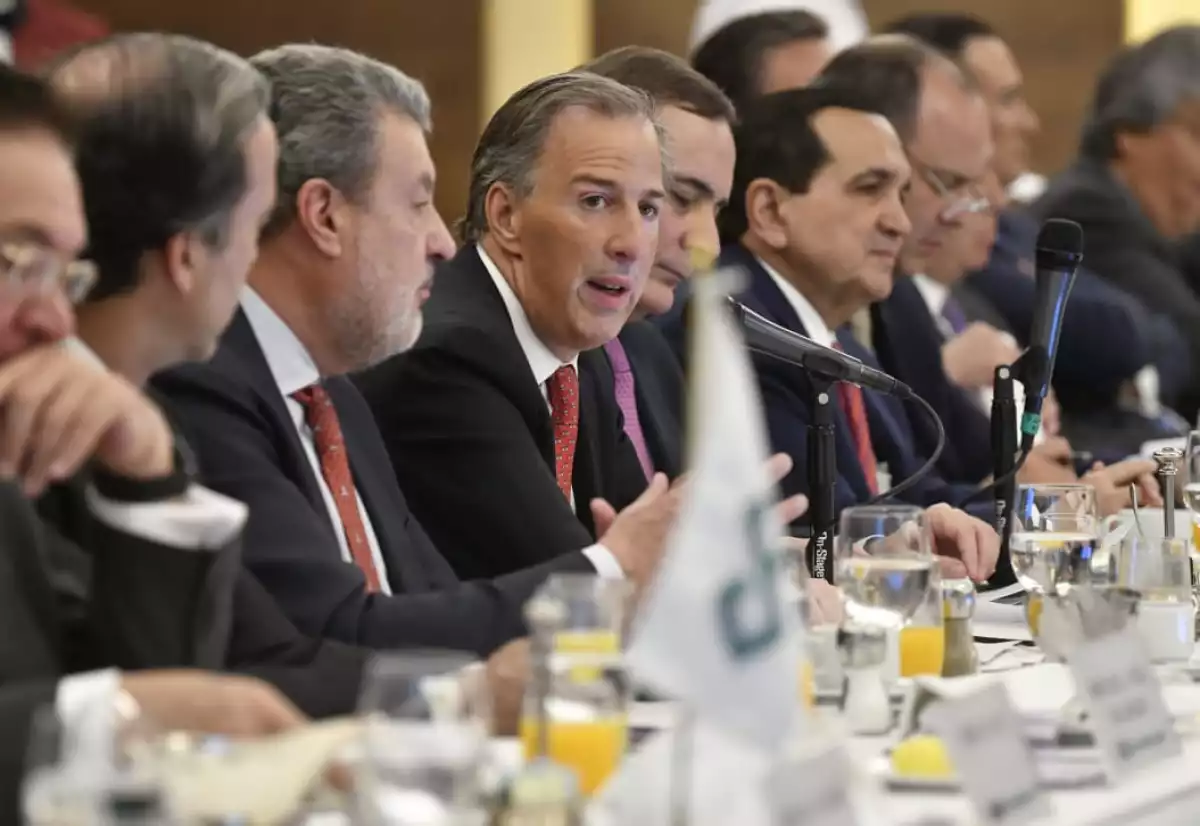 En reunión con el exsecretario de Hacienda,