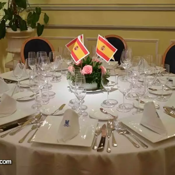 La Mesa para 10 comensales por el festival de comida española del restaurante Les Moustaches.