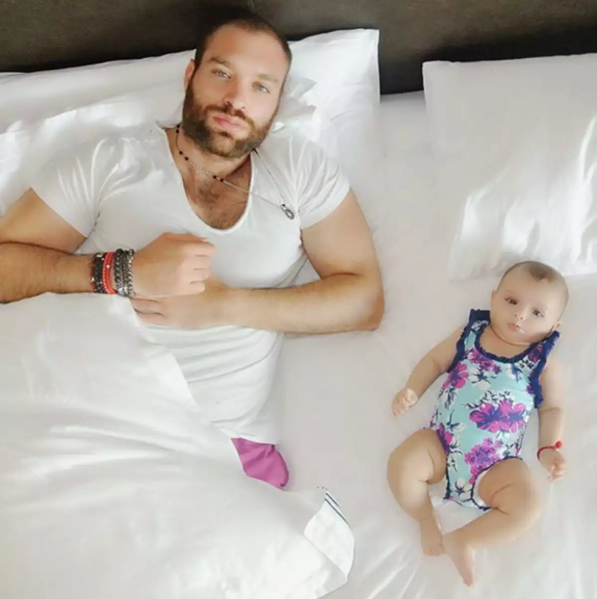 Emmanuel Grey junto a Martinah.