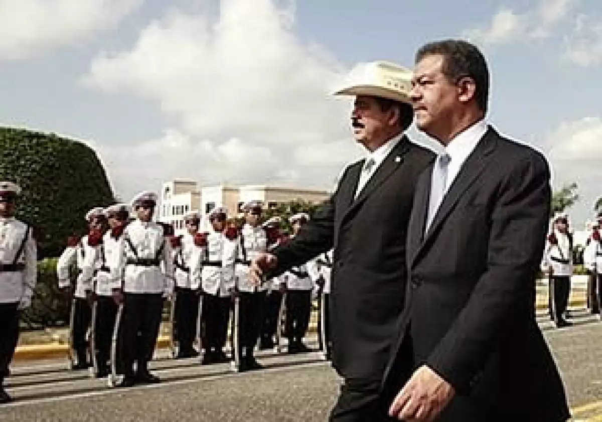 Manuel Zelaya (izq) se entrevistó con el presidente de República Dominicana, Leonel Fernández. (Foto: AP)