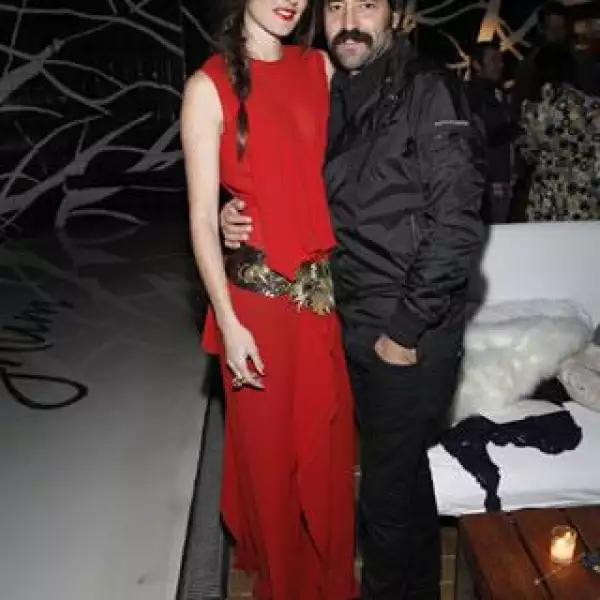 Para celebrar el décimo aniversario del hotel Habita en 2010 eligió un vestido rojo poniendo el toque fashionista en los accesorios y el peinado.