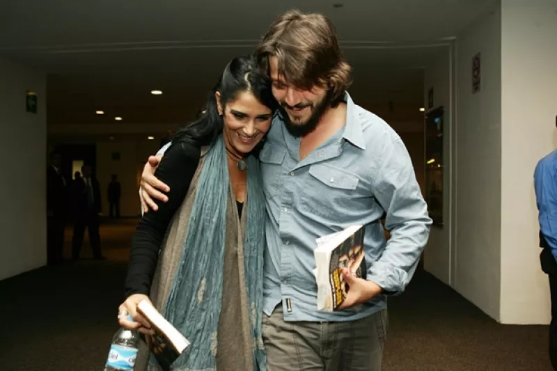 `Esclavas del poder´ es el título de esta nueva obra periodística presentada por la escritora, quien estuvo acompañada por el actor, Carmen Aristegui y Juan Villoro.