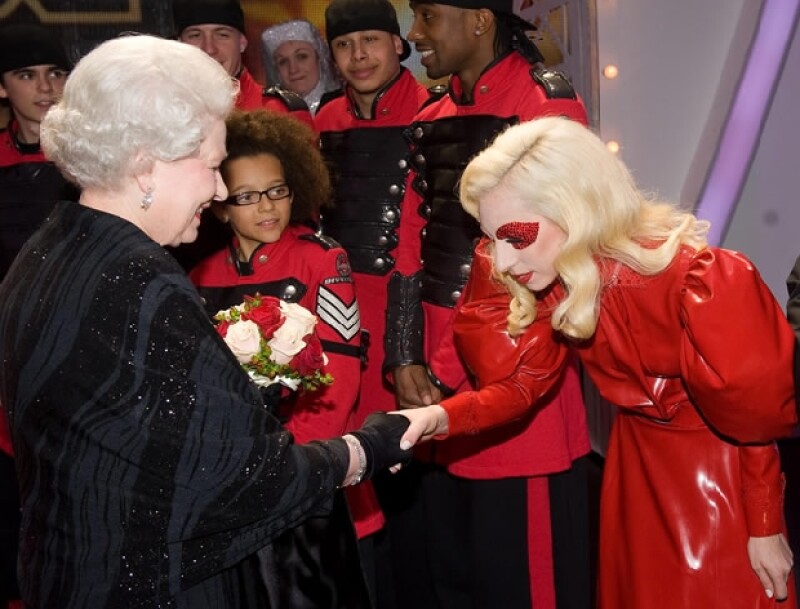 La excéntrica cantante tuvo la oportunidad de conocer a la reina de Inglaterra antes de cantar en la gala Royal Variety Performance, al saludarla hizo una gran reverencia ante ella.