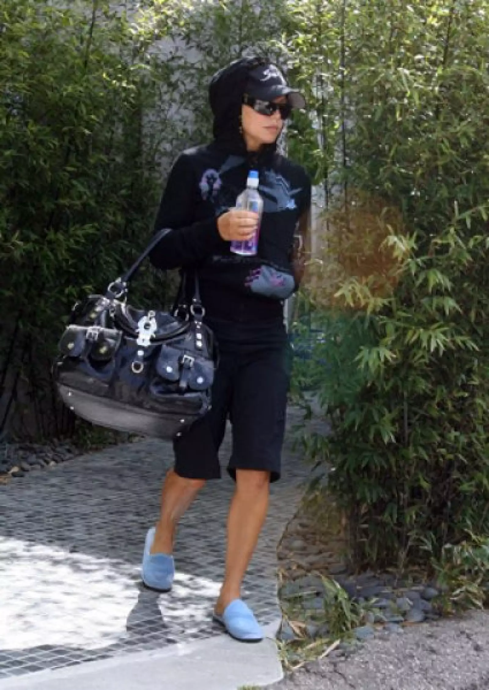 En pantuflas, Fergie llega a unos estudios para grabar su nuevo video musical en Burbank, California.