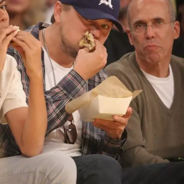 Un suculento sandwich para Leonardo DiCaprio mientras ve un partido de basquet.