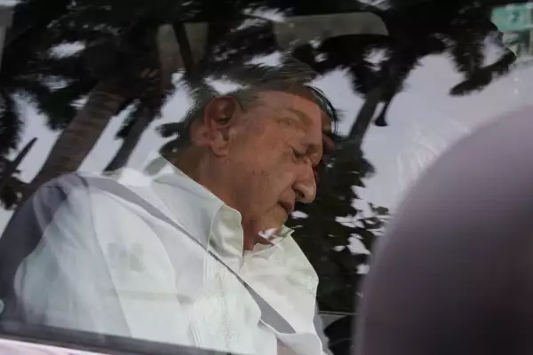 Andrés Manuel López Obrador no logró acudir a la conferencia matutina debido a un bloqueo de la CNTE en el estado que exigia hablar con él.