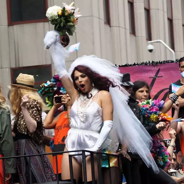 El desfile resultó ser todo una celebración por el matrimonio entre personas del mismo sexo, que ahora será legal en todos los estados de Estados Unidos.