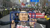 Manifestantes de un grupo sindical participan en una protesta que pide la destitución del presidente de Corea del Sur, Yoon Suk Yeol, frente al Ayuntamiento de Seúl el 12 de diciembre de 2024.