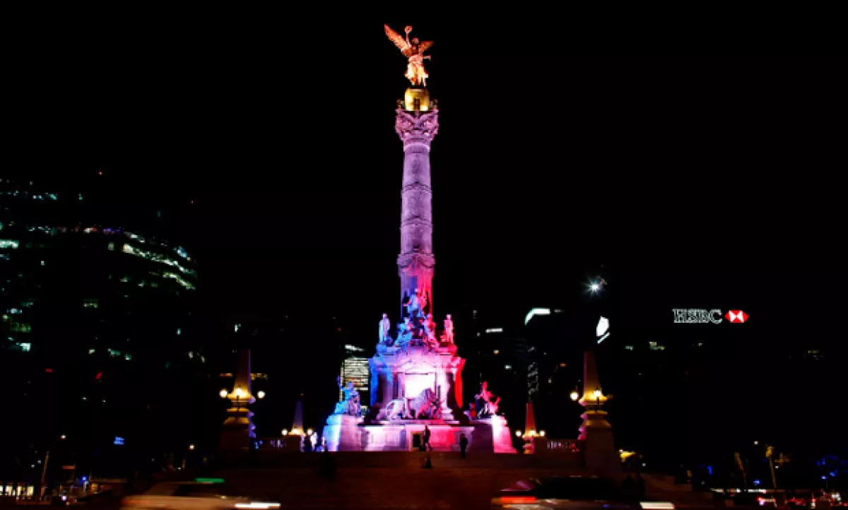 México y el resto del mundo se congració ante lo sucedido en París, iluminando sus edificios principales con los colores de la bandera francesa.