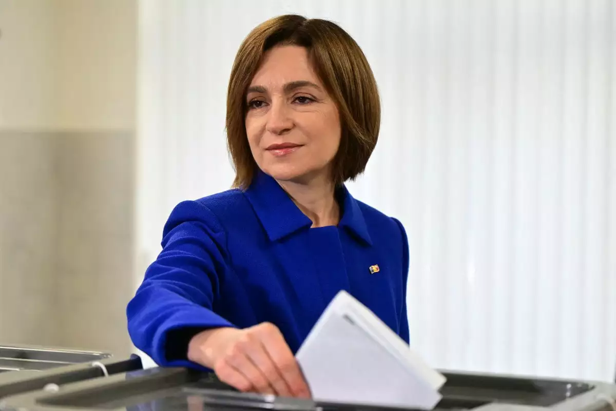 La presidenta moldava Maia Sandu vota en la Escuela Secundaria Teórica Petru Rares, mientras vota en las elecciones parlamentarias, en Chisinau el 28 de septiembre de 2025.