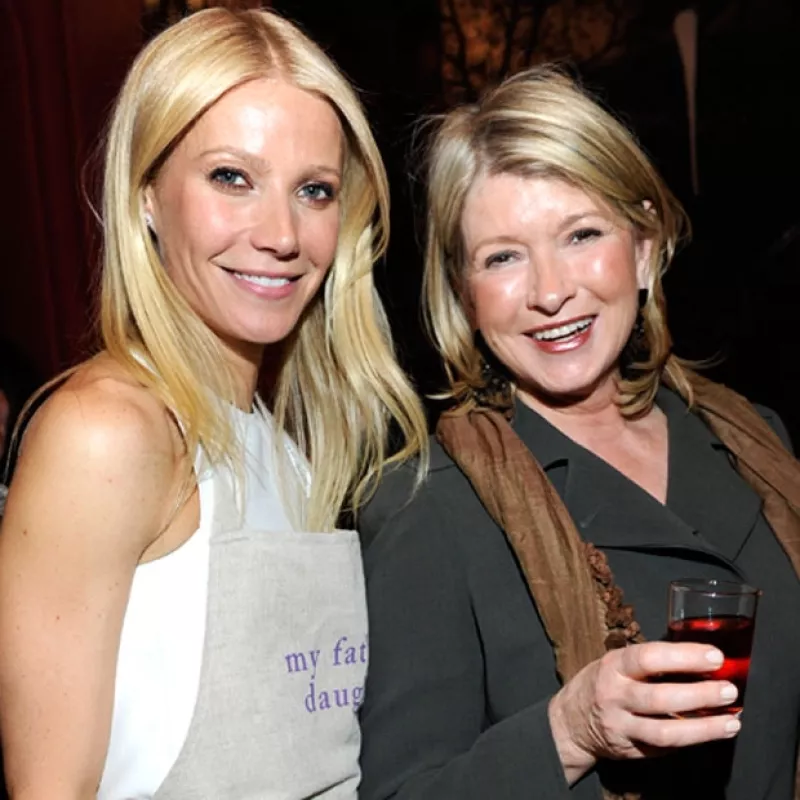 ¡Las cosas se ponen tensas entre las dos “dictadoras” de estilos de vida! Parece que Paltrow (actriz reconvertida en gurú del wellness) empieza ya a poner nerviosa a Martha Stewart.